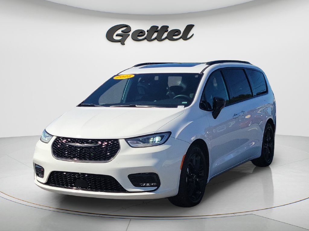 Used 2025 Chrysler Pacifica Limited FWD image 1