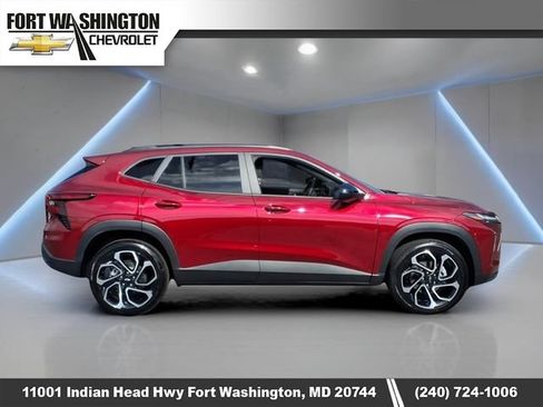 Used 2025 Chevrolet Trax RS w/ Driver Confidence Package FWD image 2