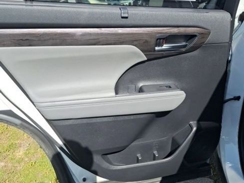 Used 2020 Toyota Highlander Limited image 15