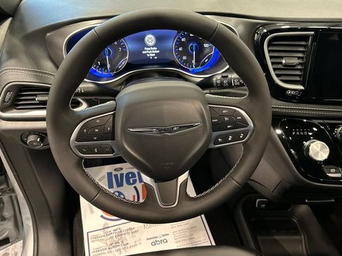 New 2026 Chrysler Pacifica Select FWD image 18