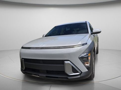 Certified 2025 Hyundai Kona SE FWD image 3