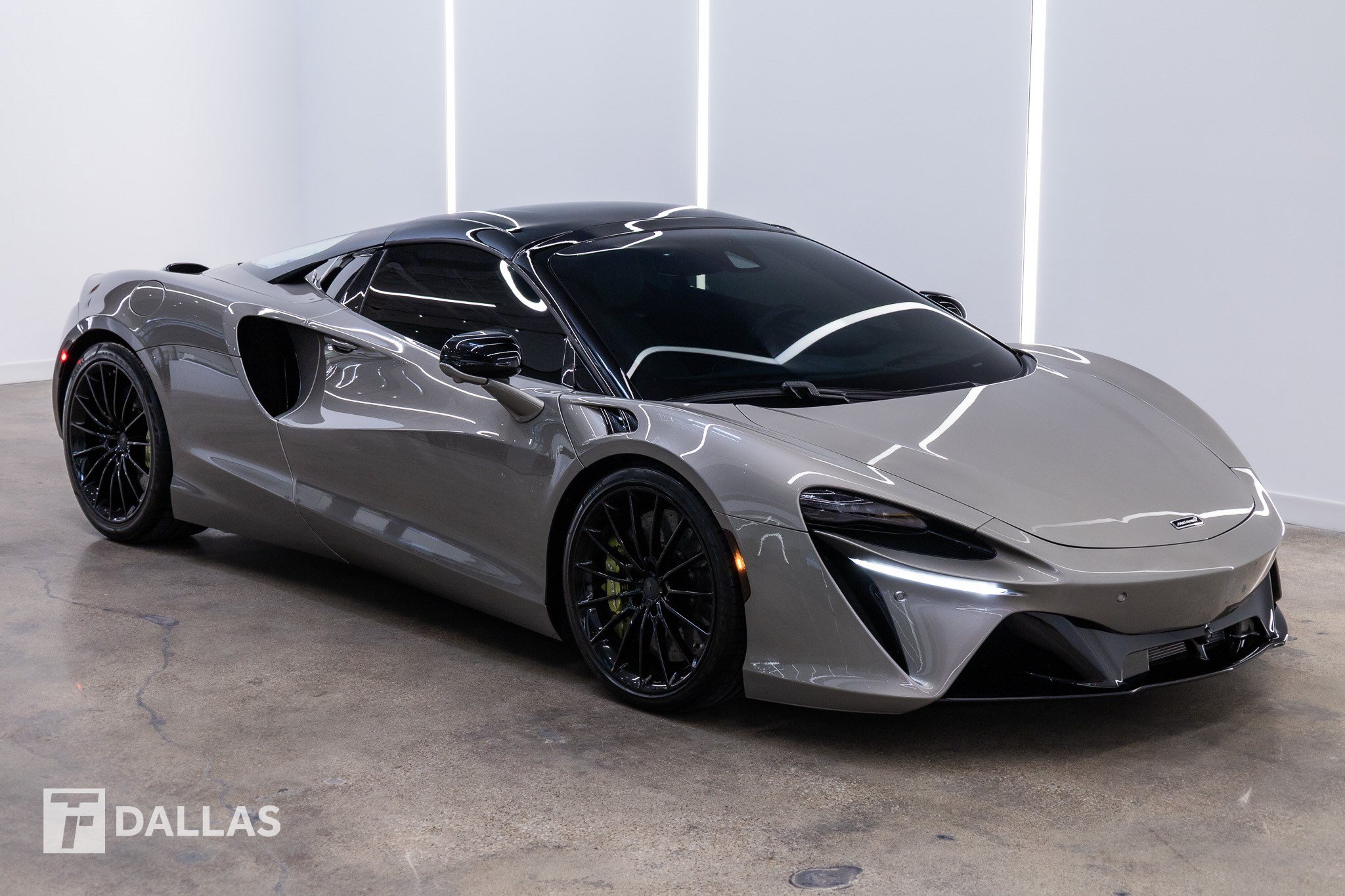 Used 2025 McLaren Artura Spider RWD image 15