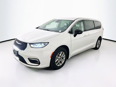 Used 2024 Chrysler Pacifica Touring-L image 3