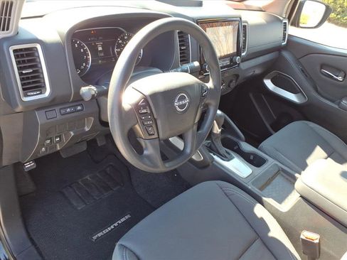 Used 2023 Nissan Frontier SV image 6