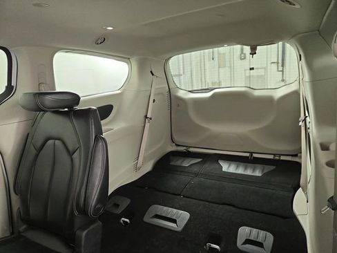 Used 2023 Chrysler Pacifica Touring-L image 16