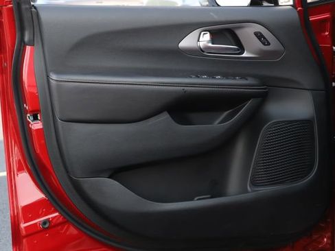 New 2026 Chrysler Pacifica Select image 15