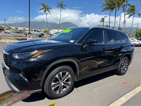 Used 2023 Toyota Highlander XLE FWD image 3
