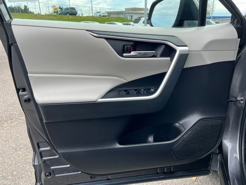 Used 2022 Toyota RAV4 XLE w/ Convenience Package FWD image 16