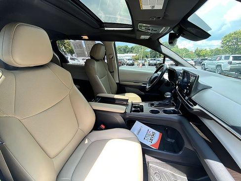 Certified 2021 Toyota Sienna XLE FWD image 22
