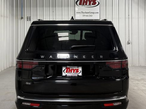 Used 2023 Jeep Wagoneer L Series II image 4