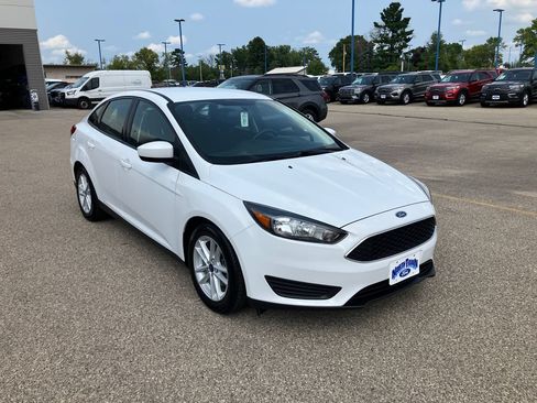 Used 2018 Ford Focus SE FWD image 3
