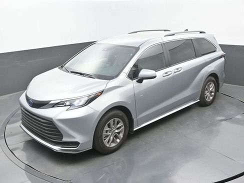 Used 2025 Toyota Sienna LE image 16