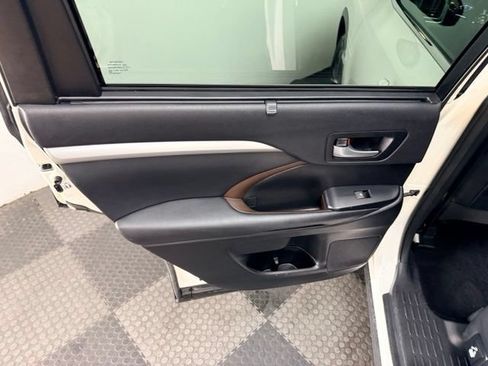 Used 2016 Toyota Highlander XLE AWD/4WD image 35