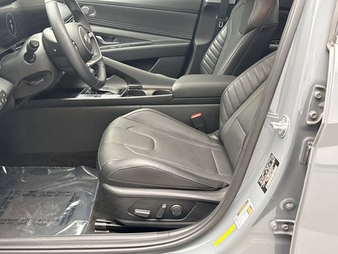 Used 2022 Hyundai Elantra Limited w/ Preferred Accessory Package FWD image 11