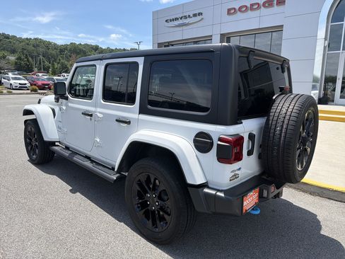 Used 2023 Jeep Wrangler Unlimited Sahara AWD/4WD image 10