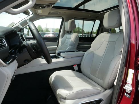 Certified 2023 Jeep Wagoneer 4WD w/ Premium Group I image 33