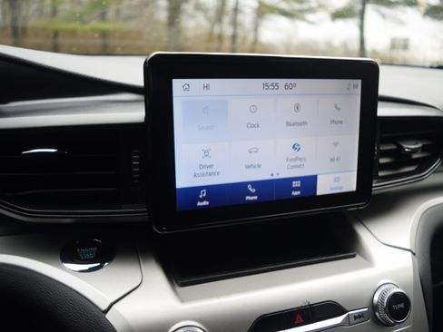 Used 2022 Ford Explorer XLT image 9