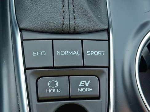 Used 2020 Toyota Camry XLE w/ Sunroof Package image 27