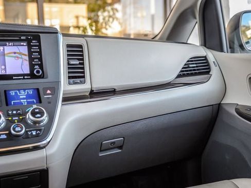 Used 2018 Toyota Sienna XLE Premium image 35