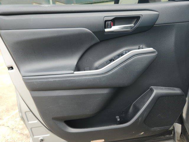 Used 2022 Toyota Highlander XSE FWD image 35