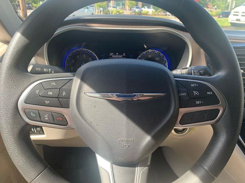 Used 2017 Chrysler Pacifica LX FWD image 19