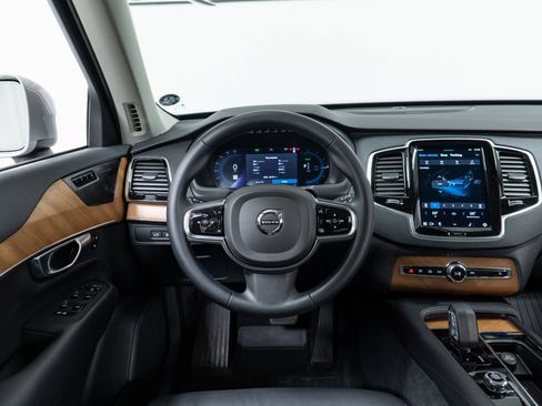 Used 2024 Volvo XC90 T8 Plus w/ Protection Package Premier image 17