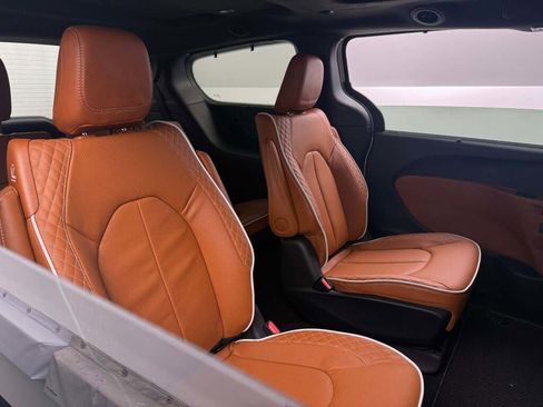 New 2026 Chrysler Pacifica Pinnacle image 26