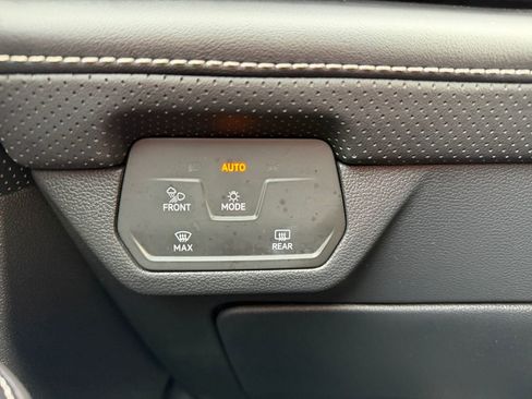 Used 2023 Volkswagen Atlas SE w/ Black Wheel Package image 18