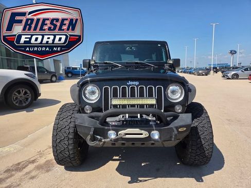 Used 2018 Jeep Wrangler Unlimited Sahara w/ Connectivity Group AWD/4WD image 2