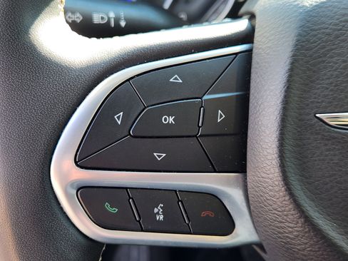 Used 2023 Chrysler Pacifica Touring-L image 22