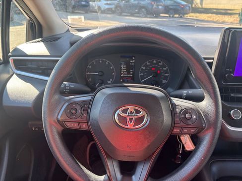 Used 2025 Toyota Corolla LE image 32