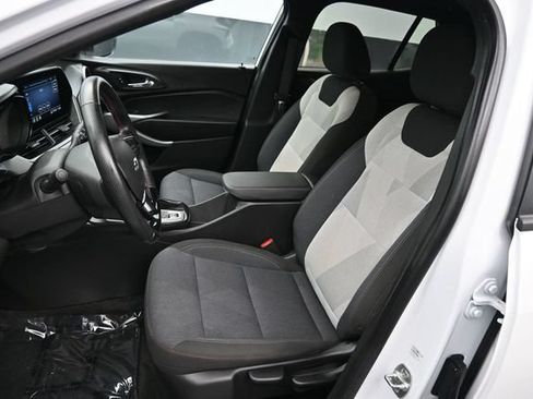 Used 2025 Chevrolet Trax RS w/ Sunroof Package FWD image 16