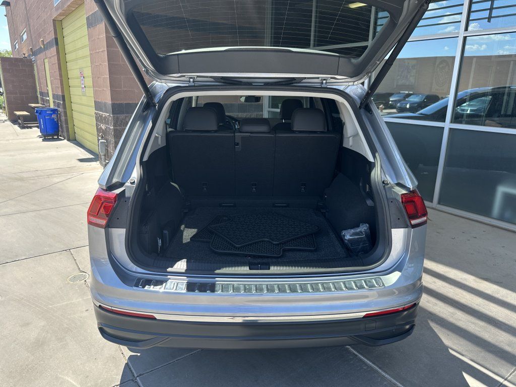 Used 2022 Volkswagen Tiguan SE w/ Panoramic Sunroof Package AWD/4WD image 37