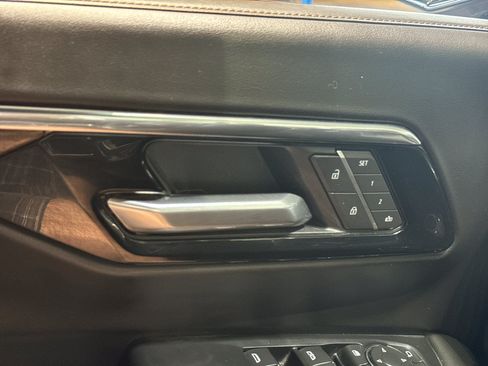 Used 2025 Chevrolet Suburban High Country AWD/4WD image 36