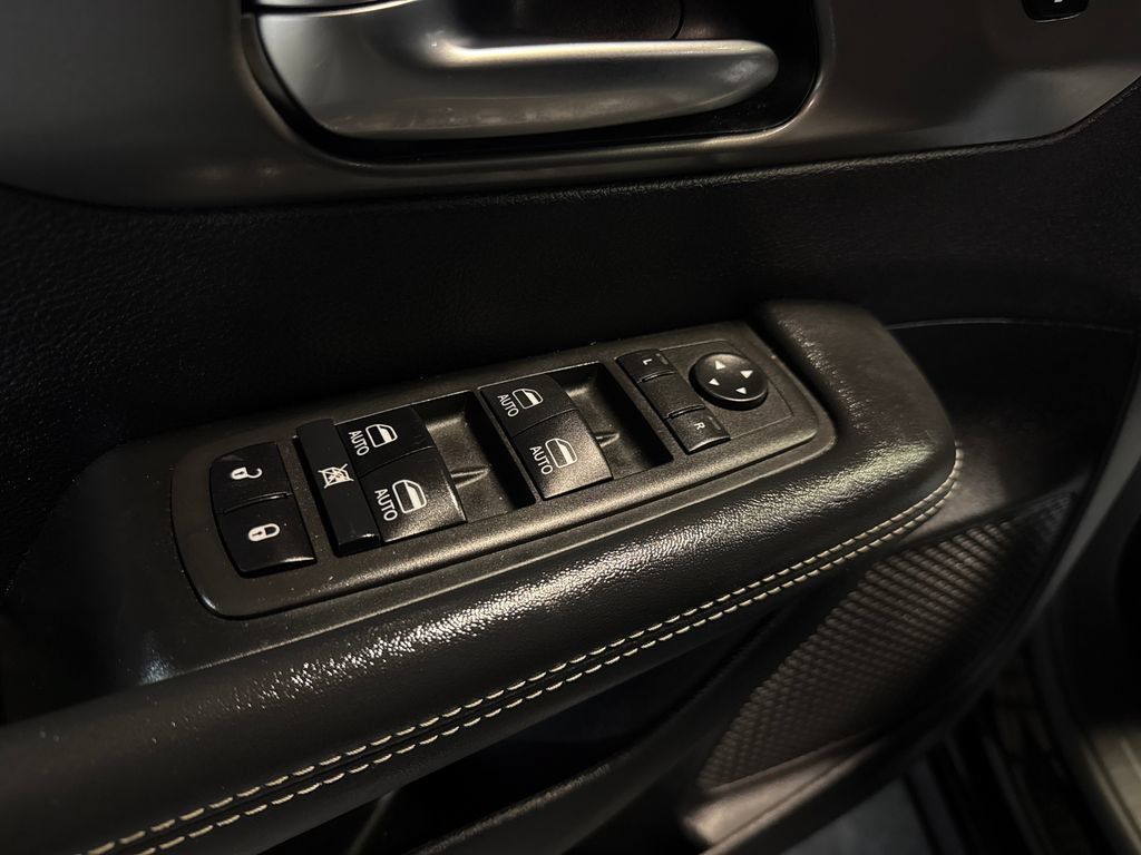 Used 2025 Chrysler Pacifica Select FWD image 10
