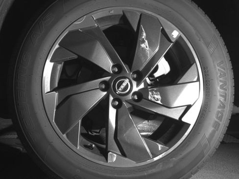 Used 2025 Nissan Rogue SV image 14