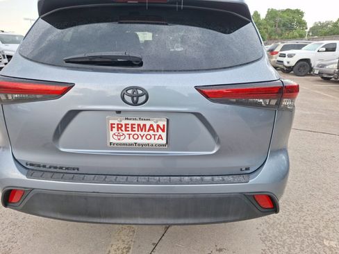 Used 2023 Toyota Highlander LE FWD image 5
