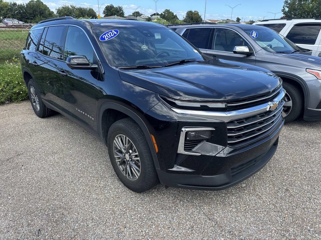 Used 2024 Chevrolet Traverse LT FWD image 2