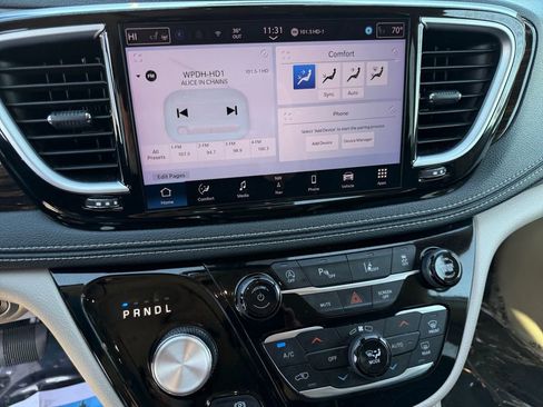 Certified 2023 Chrysler Pacifica Limited image 32