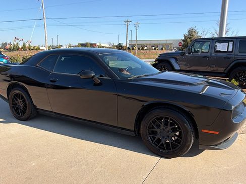 Used 2019 Dodge Challenger SXT image 5