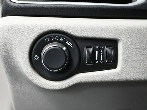 Used 2021 Chrysler Voyager LX image 30