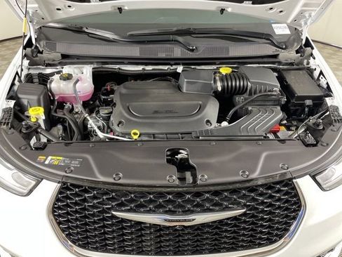 New 2025 Chrysler Pacifica Select image 48