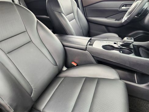 Used 2023 Nissan Rogue SV w/ SV Premium B Package image 14