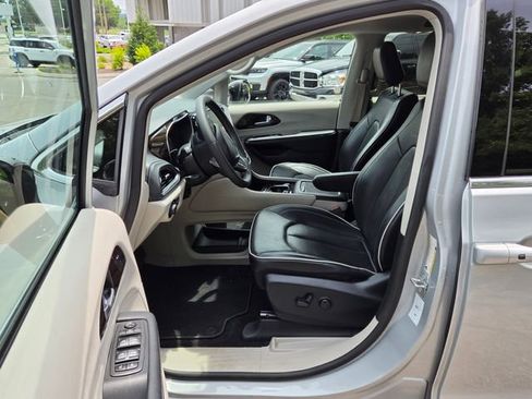 Used 2024 Chrysler Pacifica Limited FWD image 13