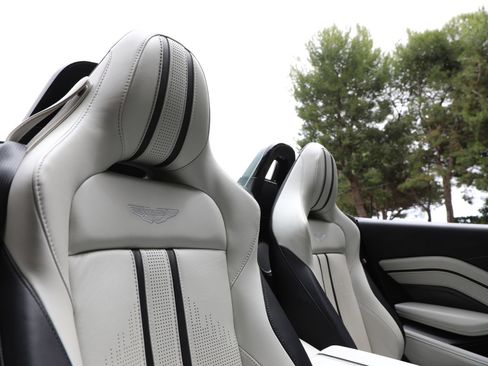Used 2023 Aston Martin V8 Vantage Roadster RWD image 19