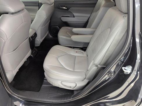 Used 2024 Toyota Highlander XLE image 14