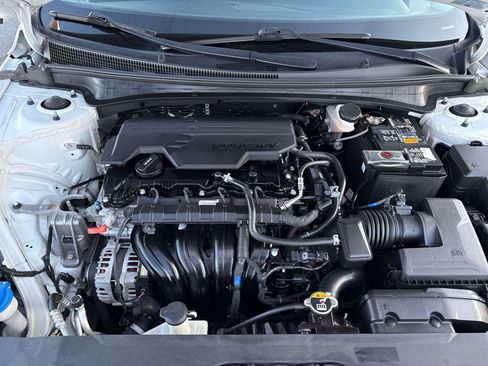 Used 2022 Hyundai Elantra SEL w/ Preferred Accessory Package FWD image 18