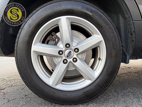 Used 2016 Ford Explorer XLT w/ Equipment Group 201A image 9