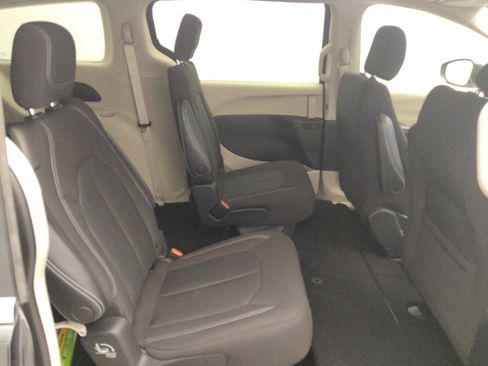Used 2022 Chrysler Voyager LX FWD image 19