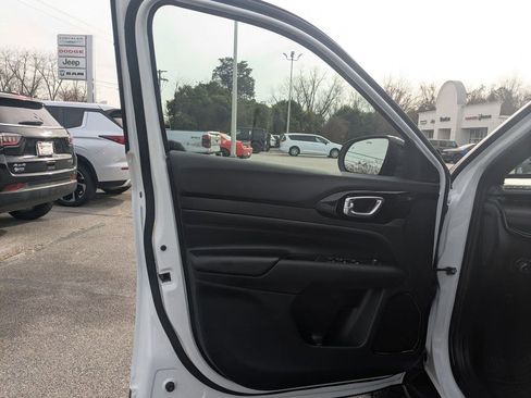 Used 2024 Jeep Compass Trailhawk image 11